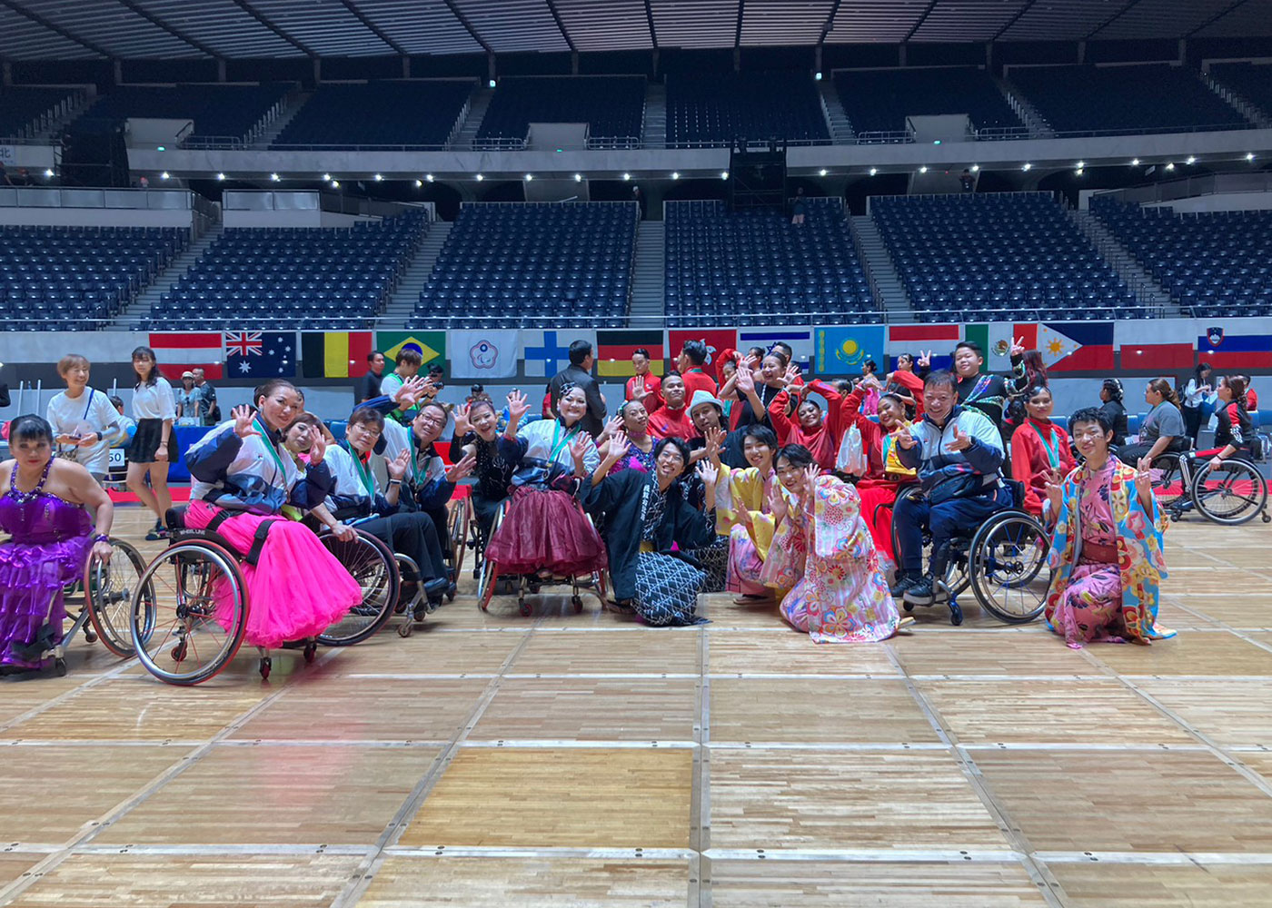 パラダンススポーツ国際大会の閉会式で盆踊り
