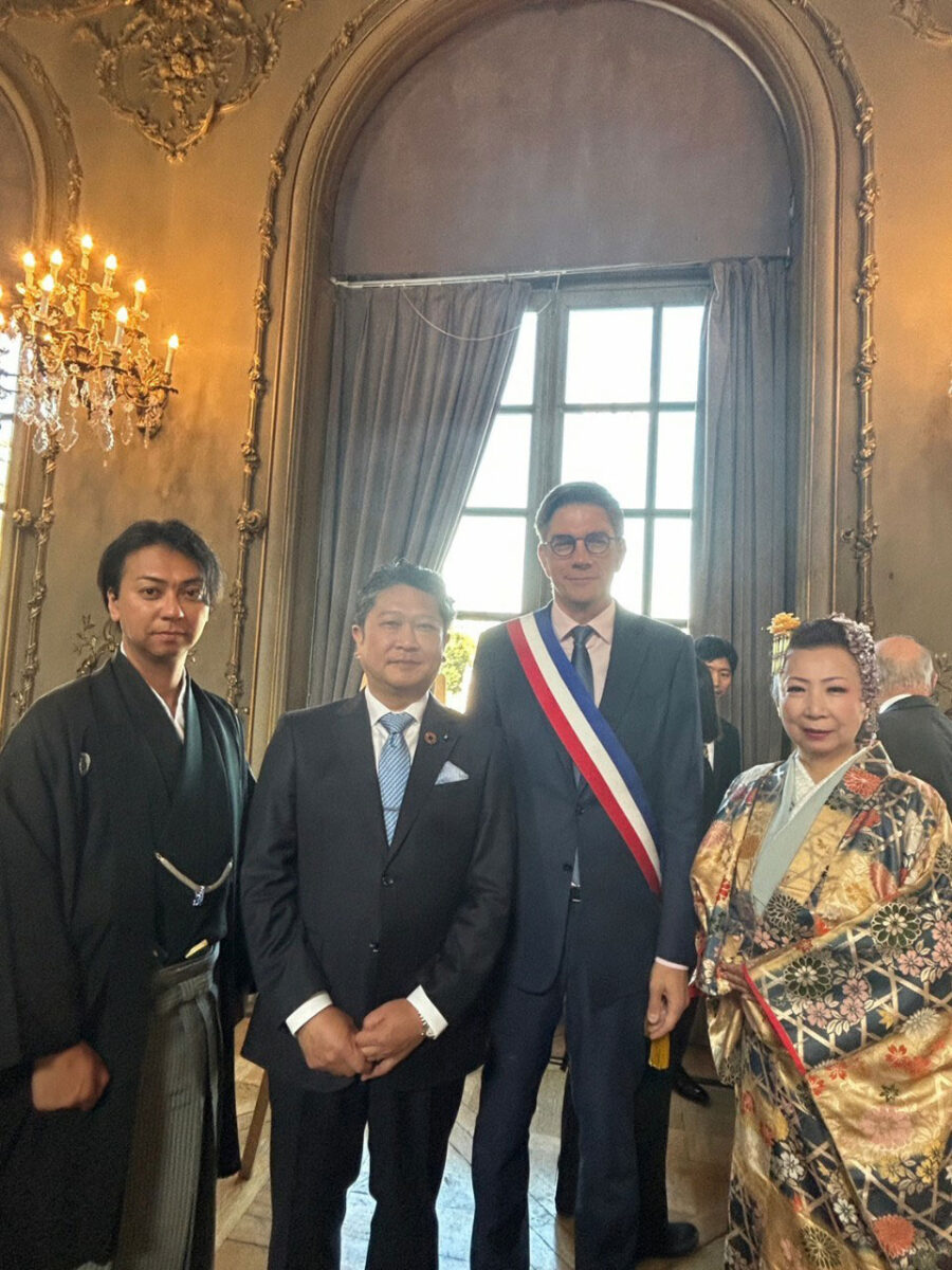 フランスで行われた文化芸術交流の調印式で舞踊を披露
