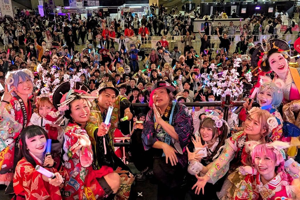 ニコニコ盆踊りの孝藤右近とDJ ササキチ