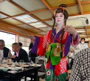 屋形船で日本舞踊ショー