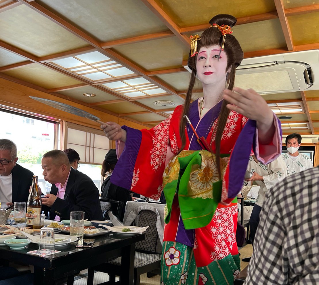 屋形船で日本舞踊ショー
