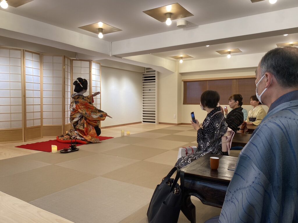 孝藤右近プライベート芸者ショー開催｜浅草の梅と星