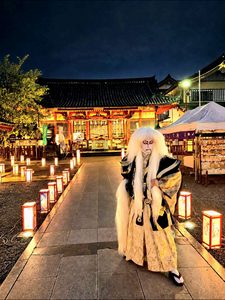 浅草神社の神楽殿で舞を奉納