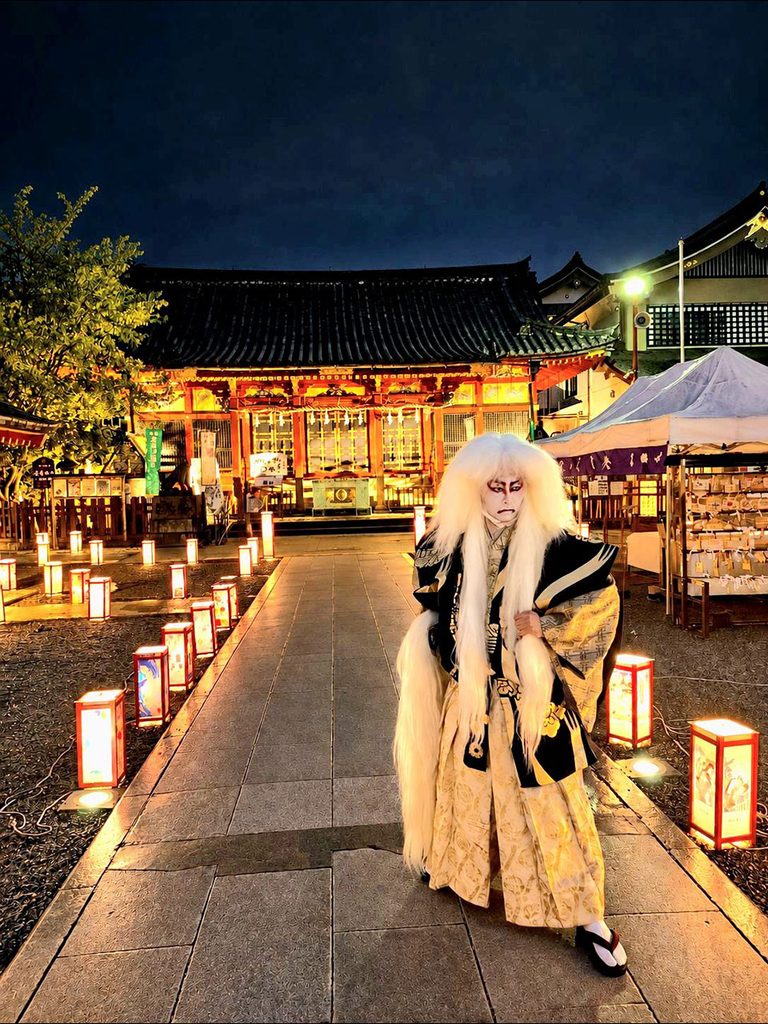 浅草神社の神楽殿で舞を奉納