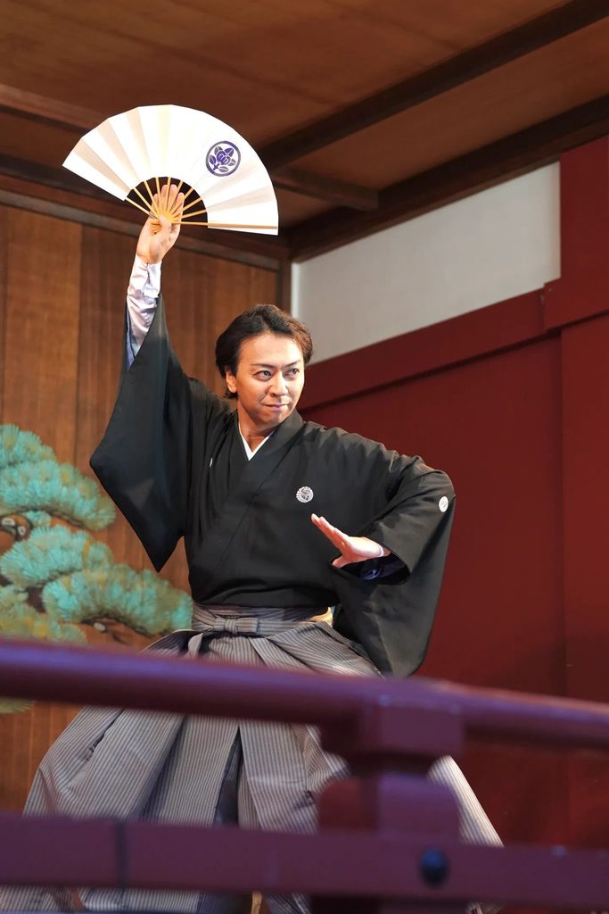 浅草神社の神楽殿で舞奉納する孝藤右近