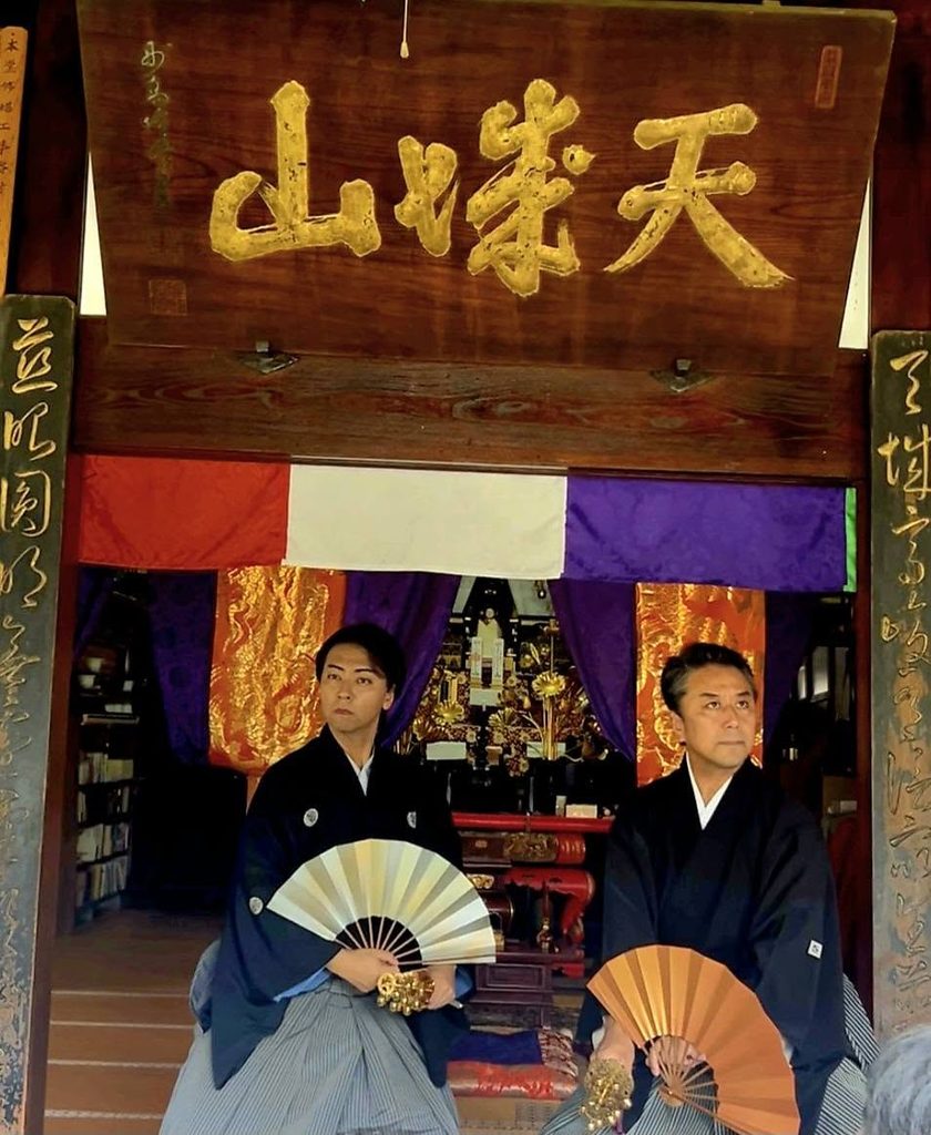 慈眼院様で、市川九團次さんとともに奉納舞